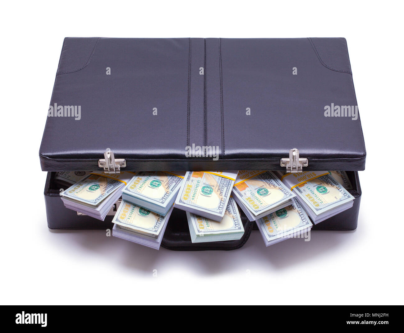 Porte-documents noir avec de l'argent qui sort isolé sur un fond blanc. Banque D'Images
