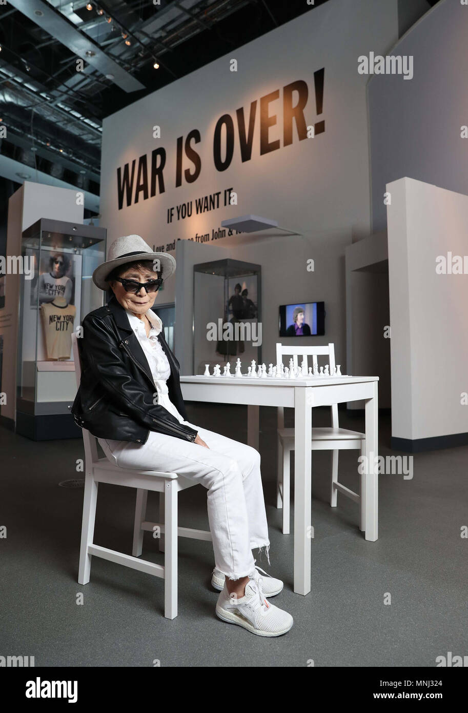 Yoko Ono à la Double Fantasy - John & Yoko ; exposition au Musée de Liverpool, qui célèbre le 50e anniversaire de la première nuit ensemble 19 mai 1968, lorsqu'ils ont travaillé toute la nuit et ont produit leur premier album Unfinished Music no 1 : Deux vierges. Banque D'Images