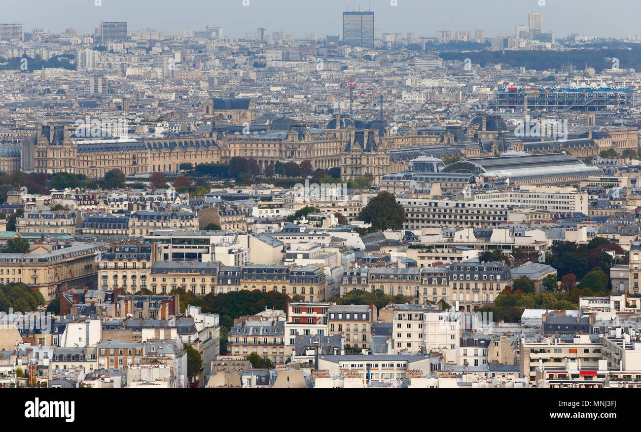 Le Musée du Louvre, au milieu des toits de la ville de Paris vue de la Tour Eiffel. La France. Octobre 2014. Banque D'Images