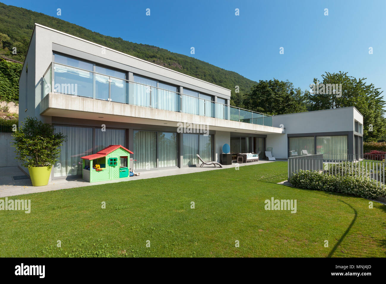 L'architecture, la maison blanche moderne avec jardin, en plein air Banque D'Images