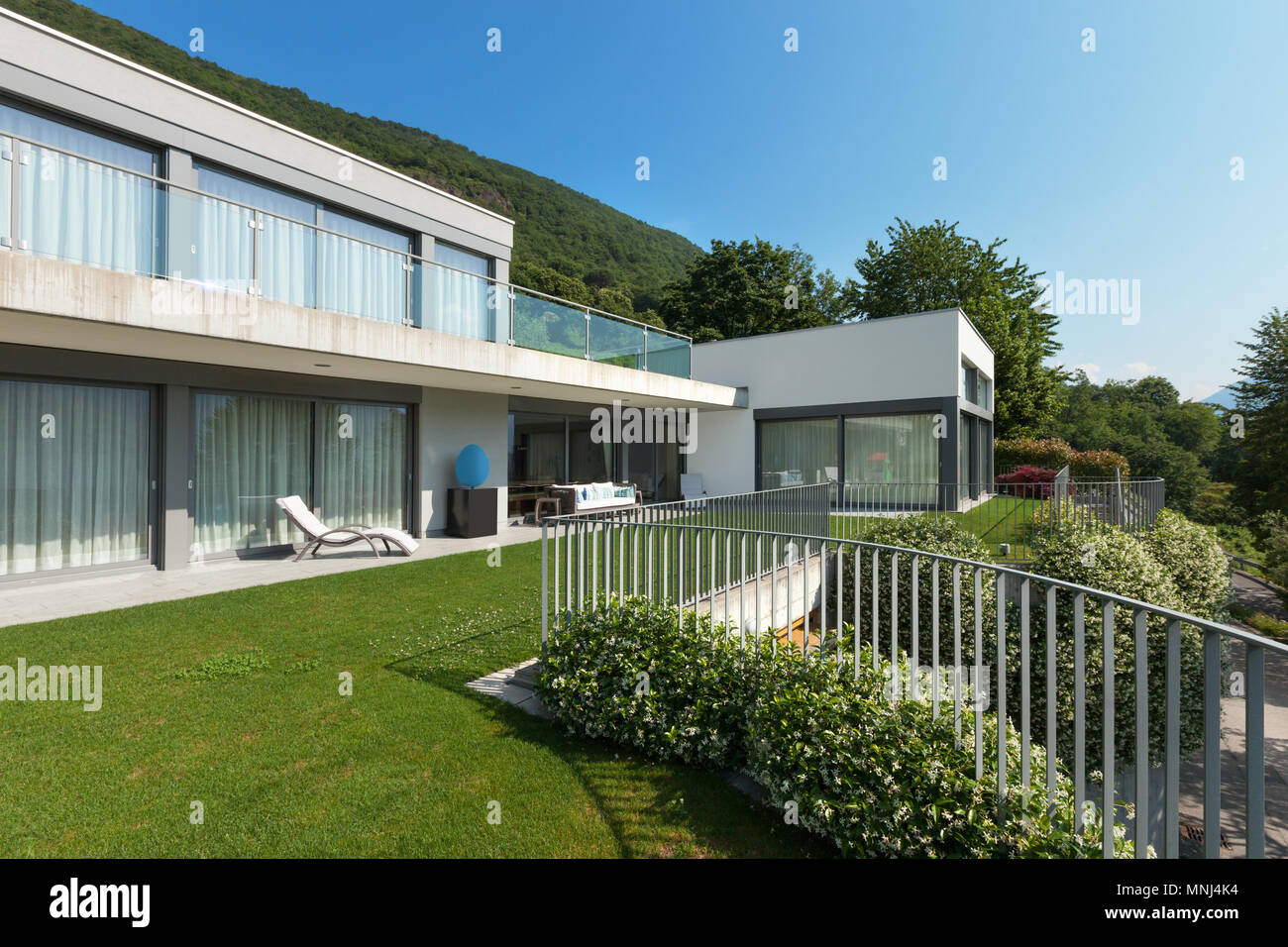 L'architecture, la maison blanche moderne avec jardin, en plein air Banque D'Images