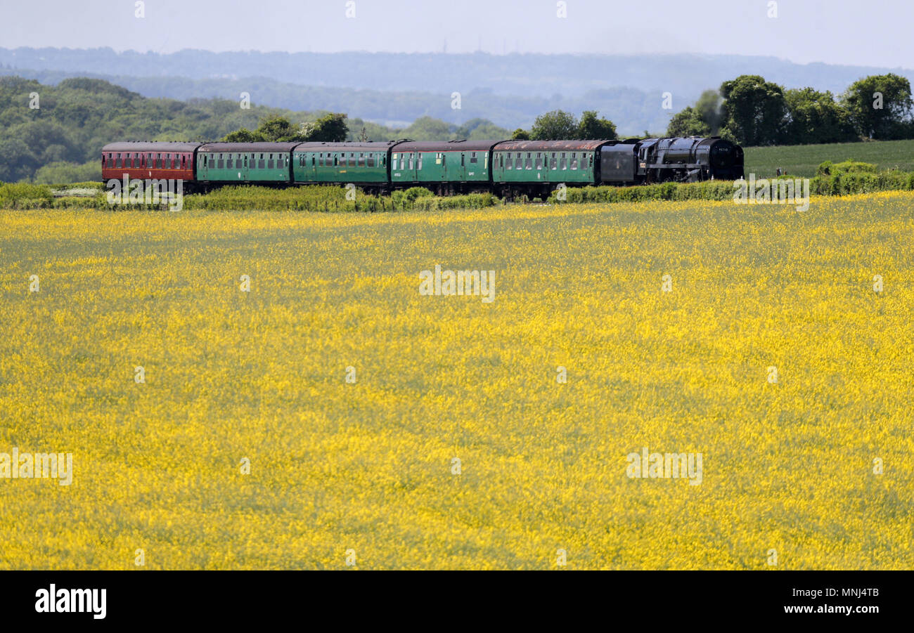 Une locomotive à vapeur fait son chemin le long de la voie ferrée entre Ropley et Medstead sur la ligne du cresson dans le Hampshire. Banque D'Images