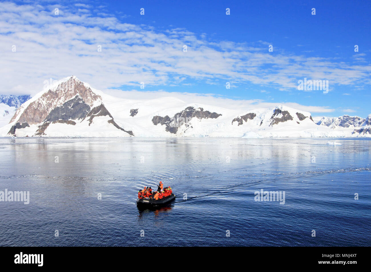 Bateau gonflable plein de touristes, pour regarder les baleines et les phoques, Péninsule Antarctique Banque D'Images