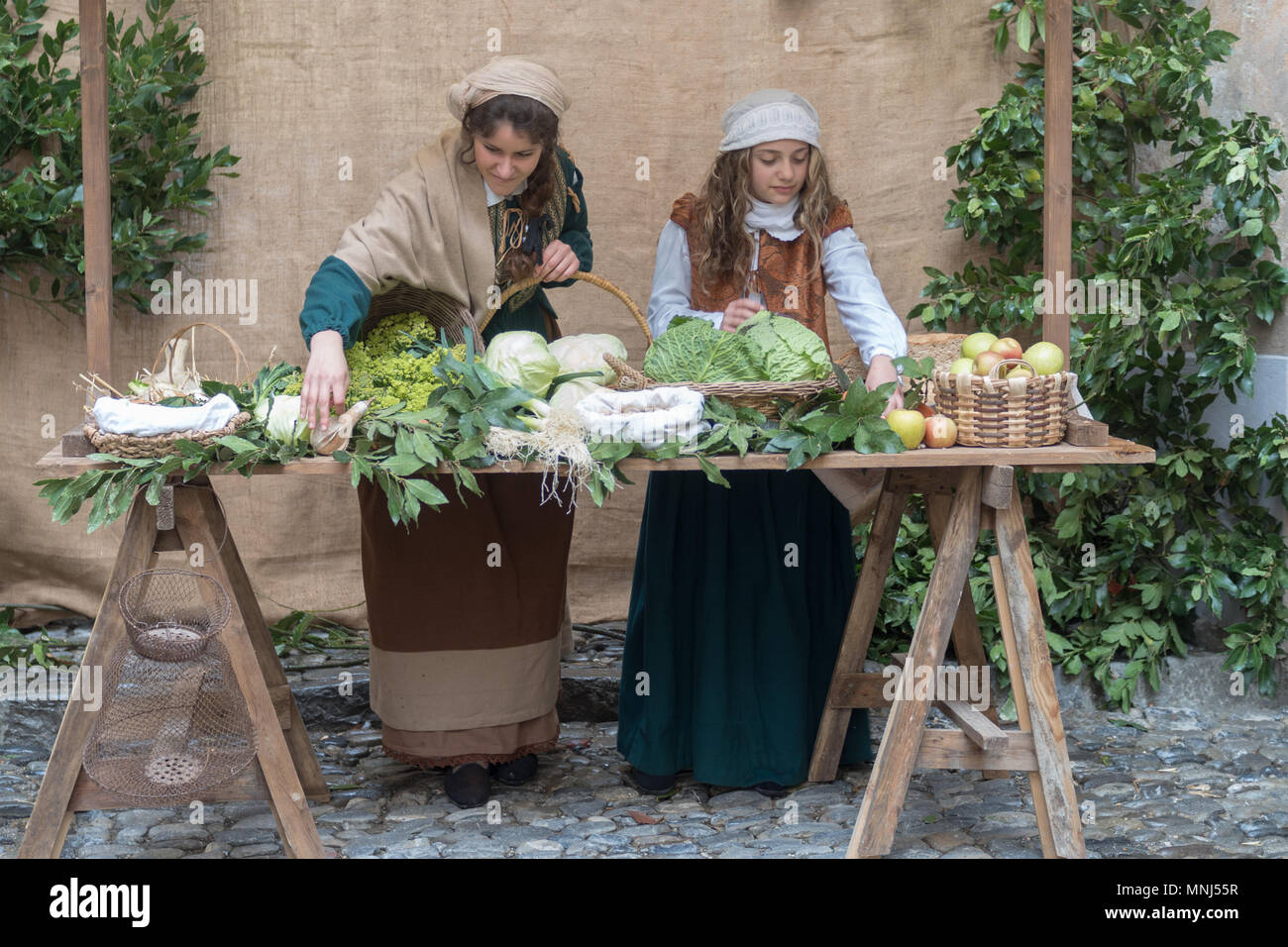 Les participants de partie de costume médiéval dans le centre historique de la ville de Taggia en Ligurie (Italie) Banque D'Images