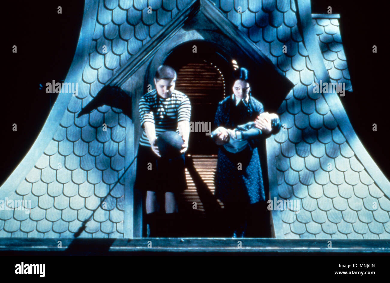 Christina Ricci Et Bebe Les Valeurs De La Famille Addams 1993 Photo Stock Alamy