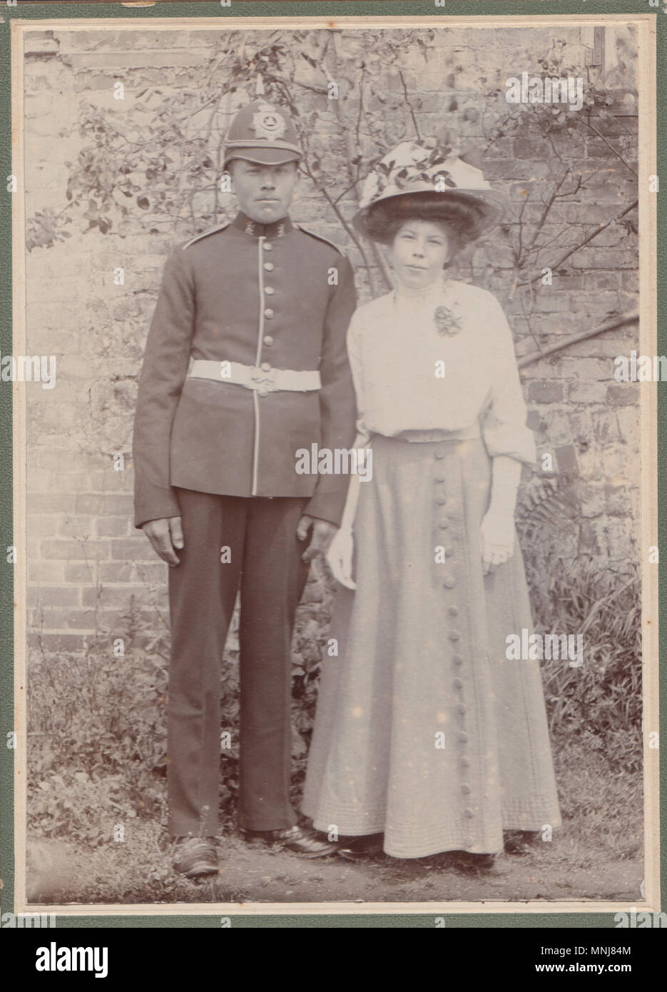 Carte du Cabinet de l'époque victorienne (soldat ou policier ?) s'est établi à côté d'une dame Banque D'Images