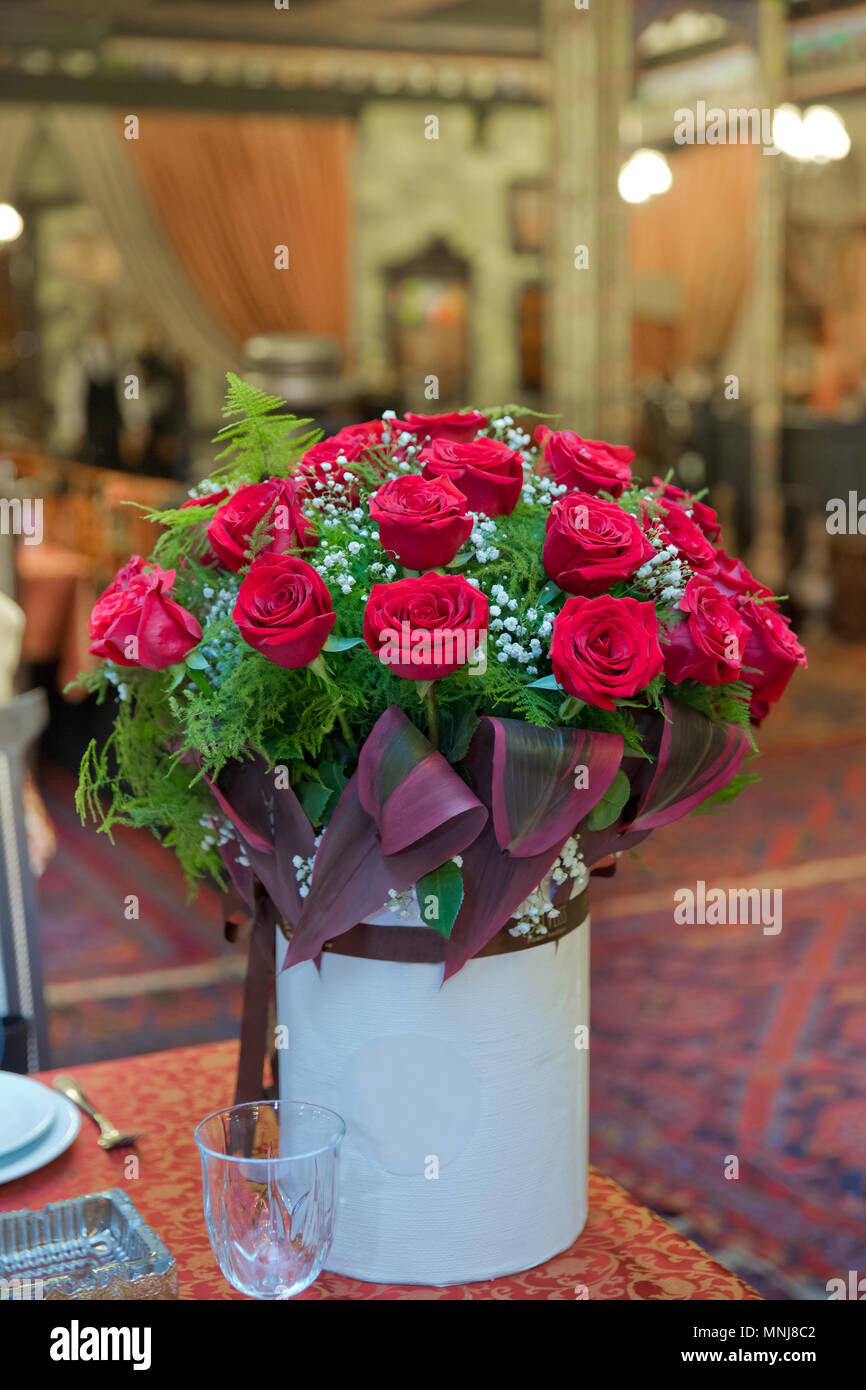 Roses dans une boîte ronde. Peach roses dans une boîte ronde. Roses dans une boîte ronde en bois blanc sur un arrière-plan. Rouge romantique roses dans un petit cadeau fort white roun Banque D'Images