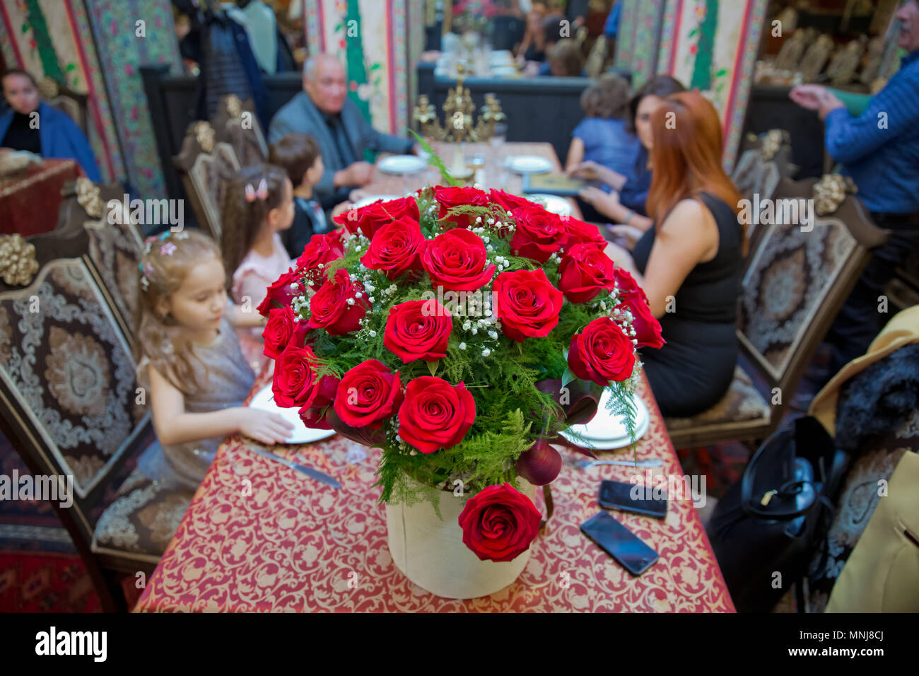 Roses dans une boîte ronde. Peach roses dans une boîte ronde. Roses dans une boîte ronde en bois blanc sur un arrière-plan. Rouge romantique roses dans un petit cadeau fort white roun Banque D'Images