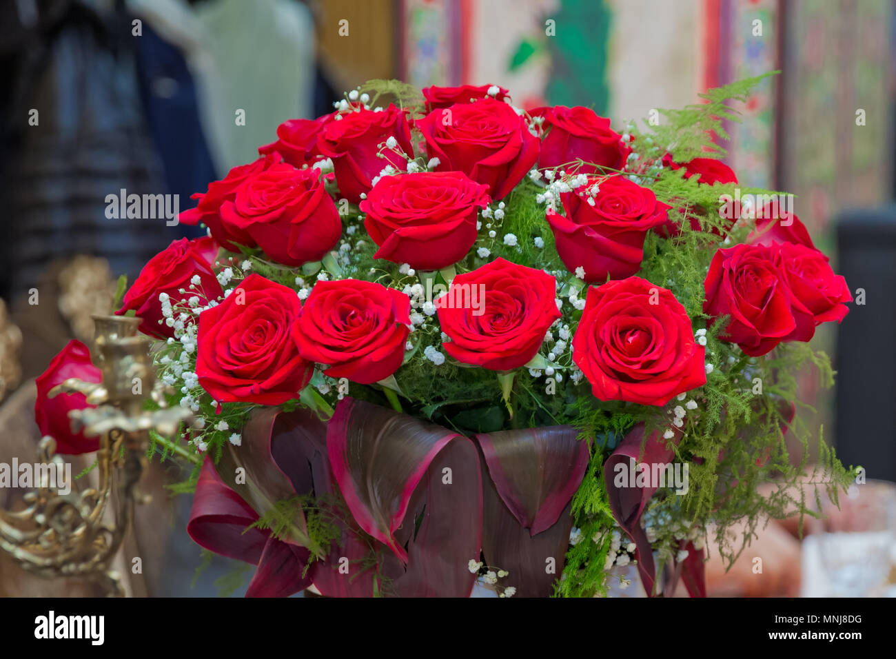 Belles roses rouges dans une boîte ronde. Banque D'Images