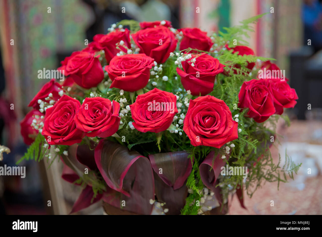 Belles roses rouges dans une boîte ronde. Banque D'Images