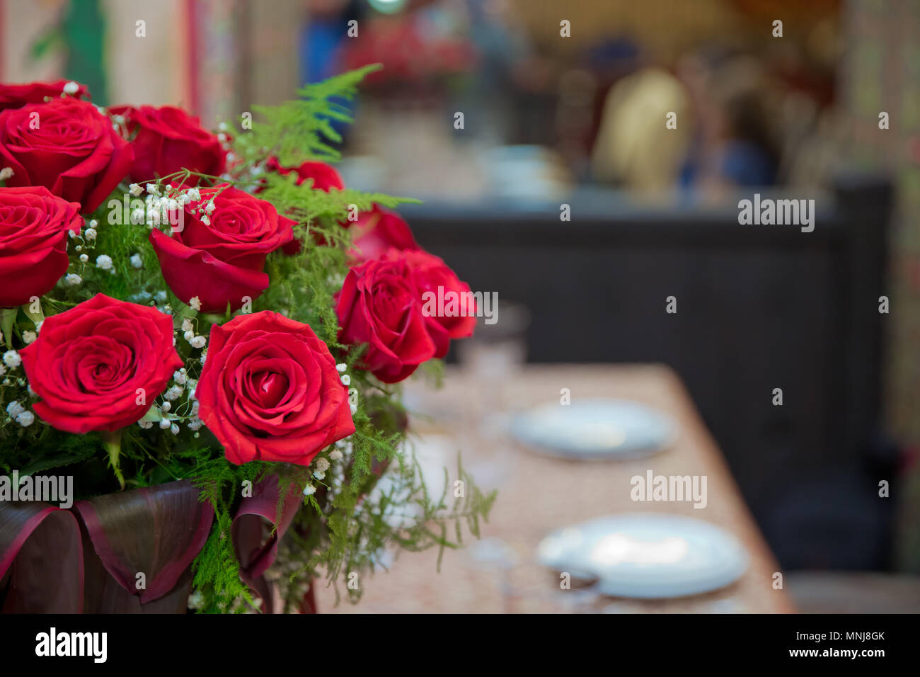 Belles roses rouges dans une boîte ronde. Banque D'Images