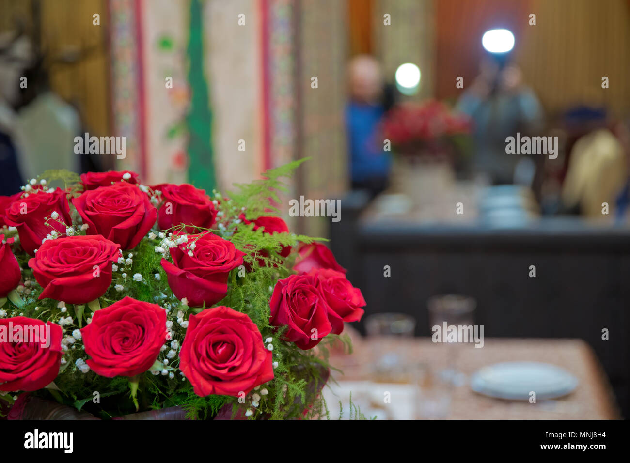 Belles roses rouges dans une boîte ronde. Banque D'Images