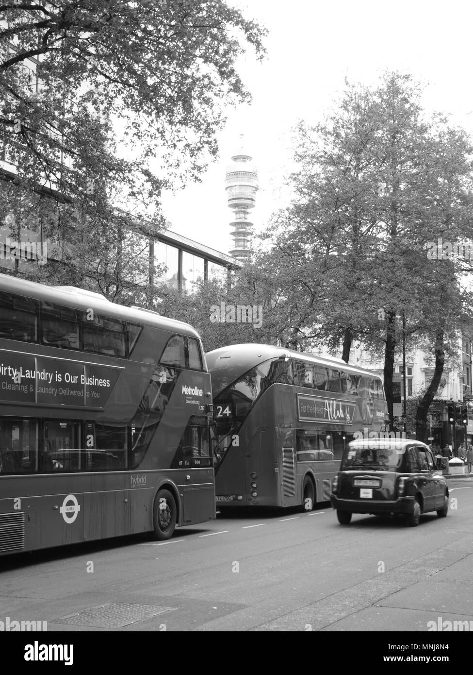 BT Tower (Post Office Tower), de Tottenham Court Road, Londres, avec bus et taxi jusqu'à l'avant-plan Banque D'Images