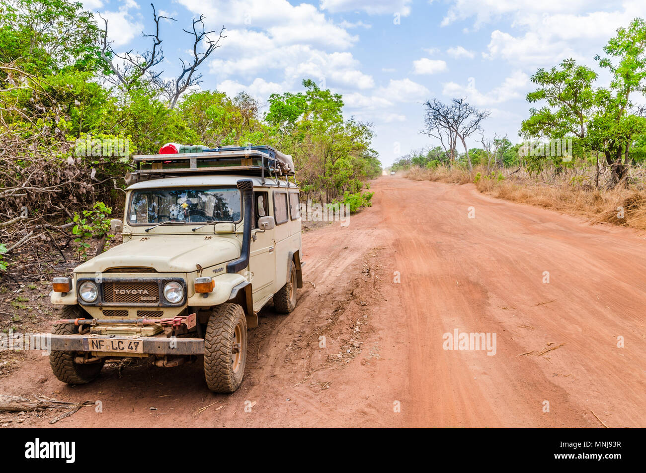 4x4 véhicule tout terrain sur un chemin de terre près de la capitale Banque D'Images