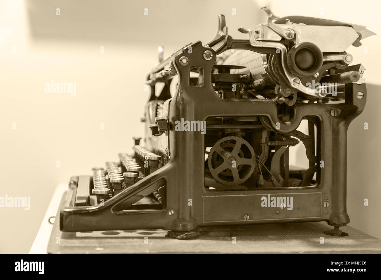 Vieille machine à écrire dans la photographie ancienne vintage simulées. Vue de côté filtre couleur. Banque D'Images