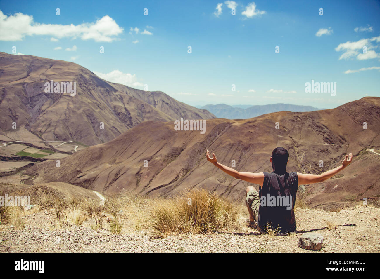 Homme libre dans les montagnes Banque D'Images