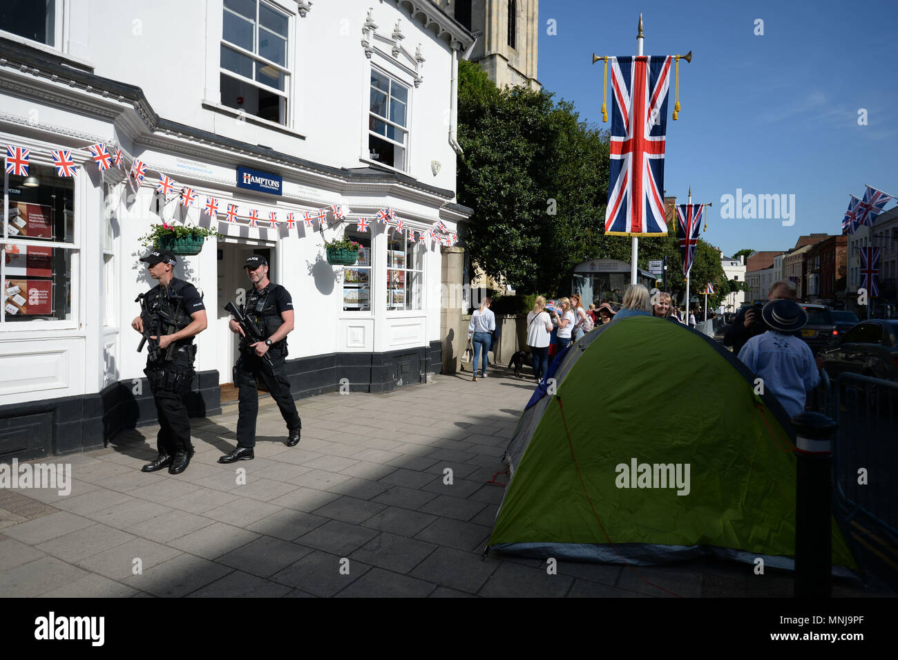 Des policiers en patrouille dans la région de Windsor,. Comté d'avance sur le mariage entre le Prince Harry et Meghan Markle le samedi. Banque D'Images