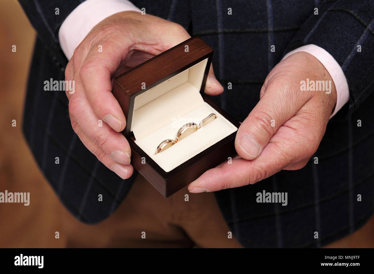 Anniversaire, suite nuptiale, mariée, en couple, les mains, l'amour, les fleurs, bagues, relation, personnes, mariage, vieux, homme, femme, mode de vie, Banque D'Images Anniversaire, suite nuptiale, mariée, en couple, les mains, l'amour, les fleurs, bagues, relation, personnes, mariage, vieux, homme, femme, mode de vie, Banque D'Images