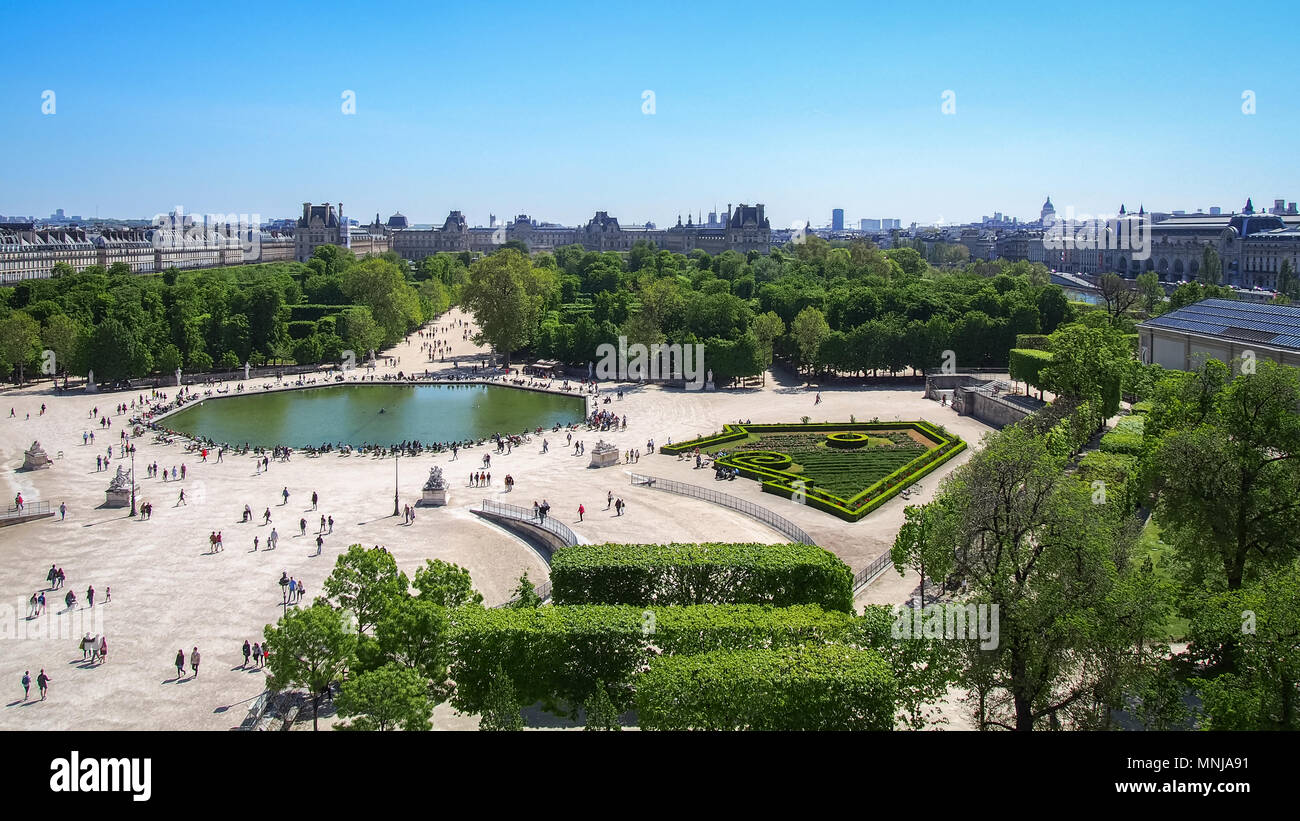 Vue plongeante sur le jardin des Tuileries, Paris, France au printemps journée ensoleillée Banque D'Images