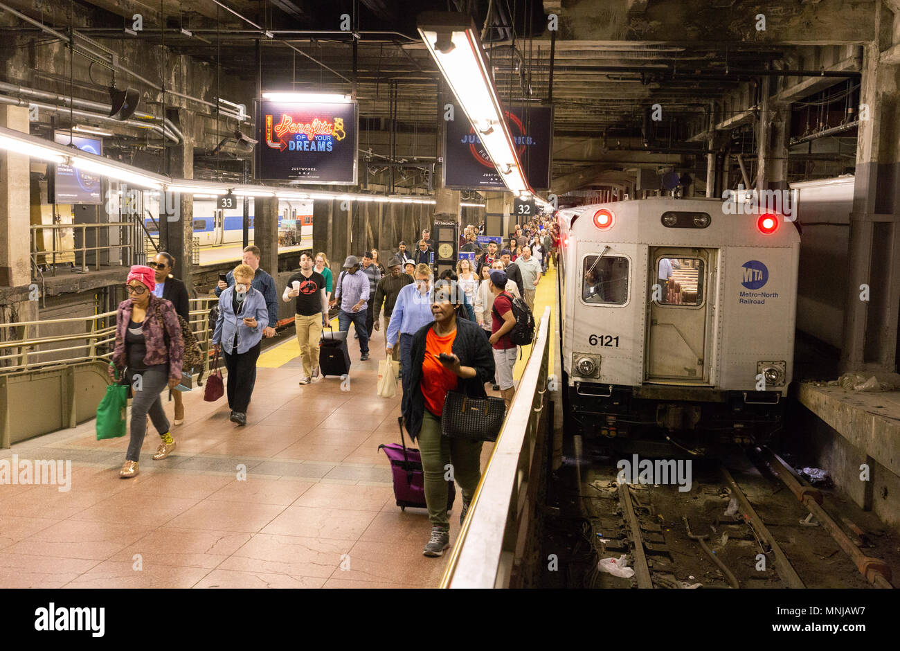 La station de métro Grand central, les passagers arrivant sur une rame de métro, métro de New York, New York City, USA Banque D'Images