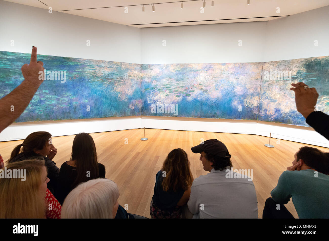 Les visiteurs à la recherche d'un tableau de Claude Monet, nénuphars, Musée d'Art Moderne (MoMA), New York City USA Banque D'Images