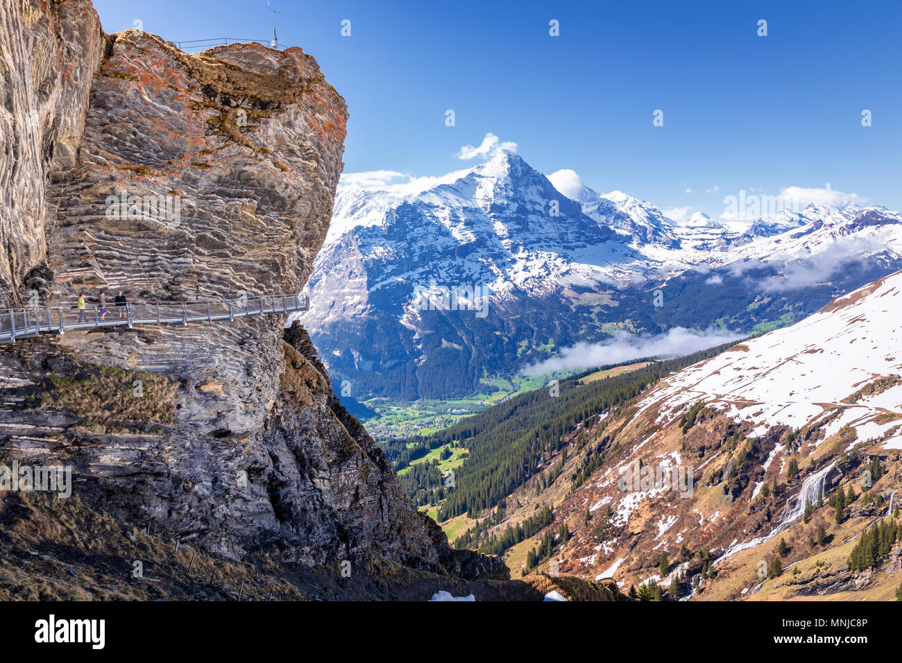 Première plate-forme de montagne falaise à pied par Tissot, Grindelwald, Oberland Bernois, Suisse Banque D'Images