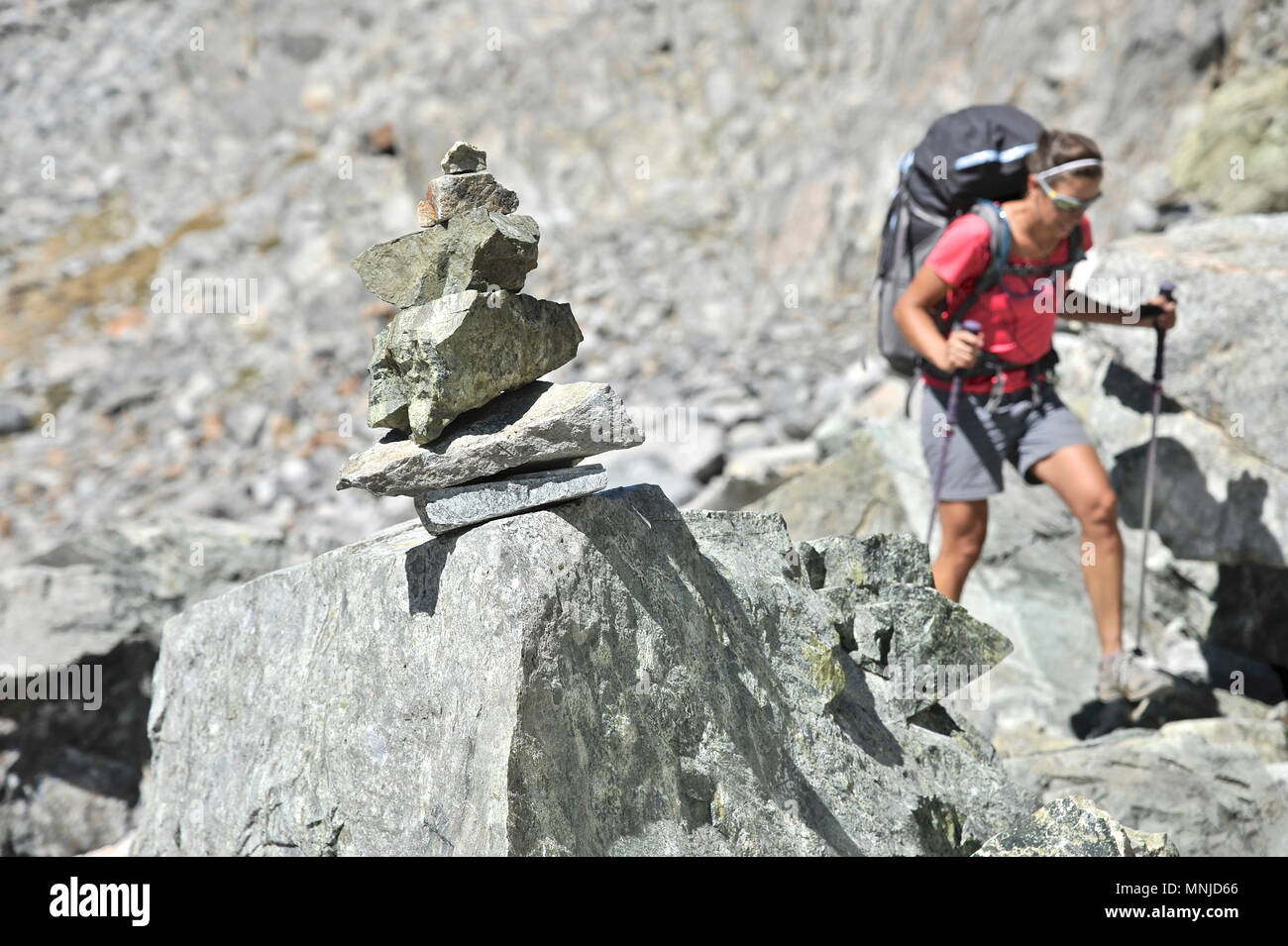 Backpacker randonnée autour du lac Minaret sur deux semaines de trek Route Haute Sierra en Minarets Wilderness, Inyo National Forest, Californie, USA Banque D'Images