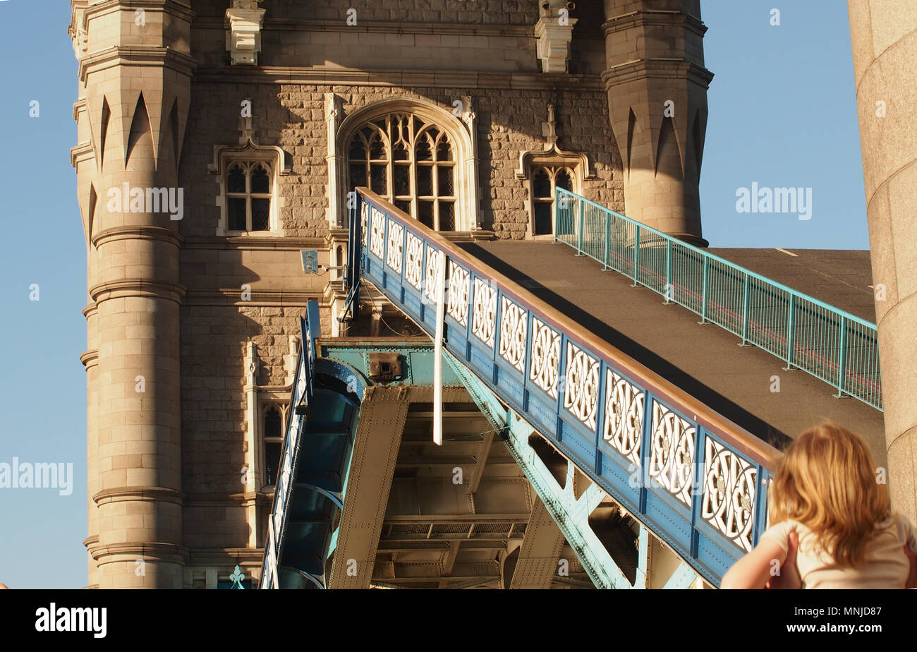 Une vue de la route de Tower Bridge, London à partir de la chaussée sur le pont montrant l'écart entre les deux a soulevé les tronçons de route Banque D'Images