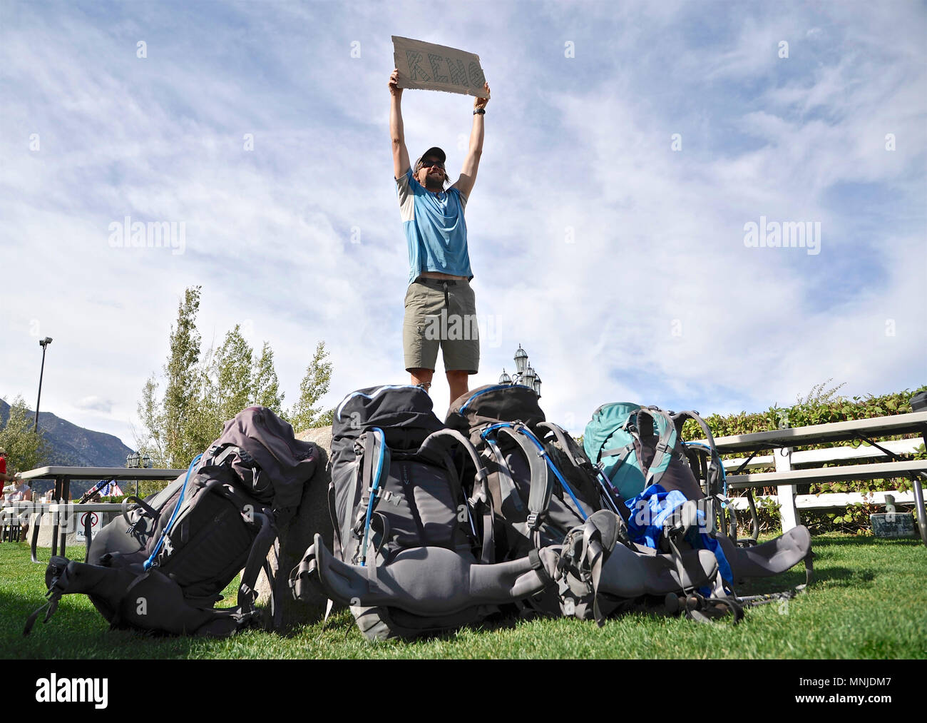 Backpackers l'auto-stop dans Lee Vining après avoir effectué un trek de deux semaines de la Haute Route Sierra Yosemite National Park, en Californie. La route de 200 milles environ en parallèle avec le John Muir Trail populaire à travers la Sierra Nevada de Californie Plage de Kings Canyon National Park Le Parc National de Yosemite. Banque D'Images