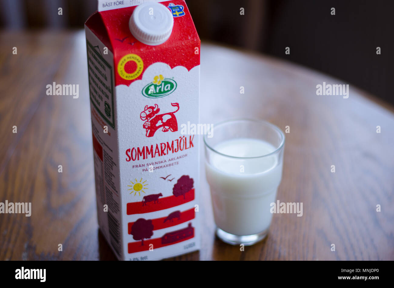 Stockholm, Suède - 12 mai 2018. Un carton de lait et un verre de lait Arlas nouveau ommarmjölk «', fait de donner plus d'argent aux agriculteurs pour leur productio Banque D'Images
