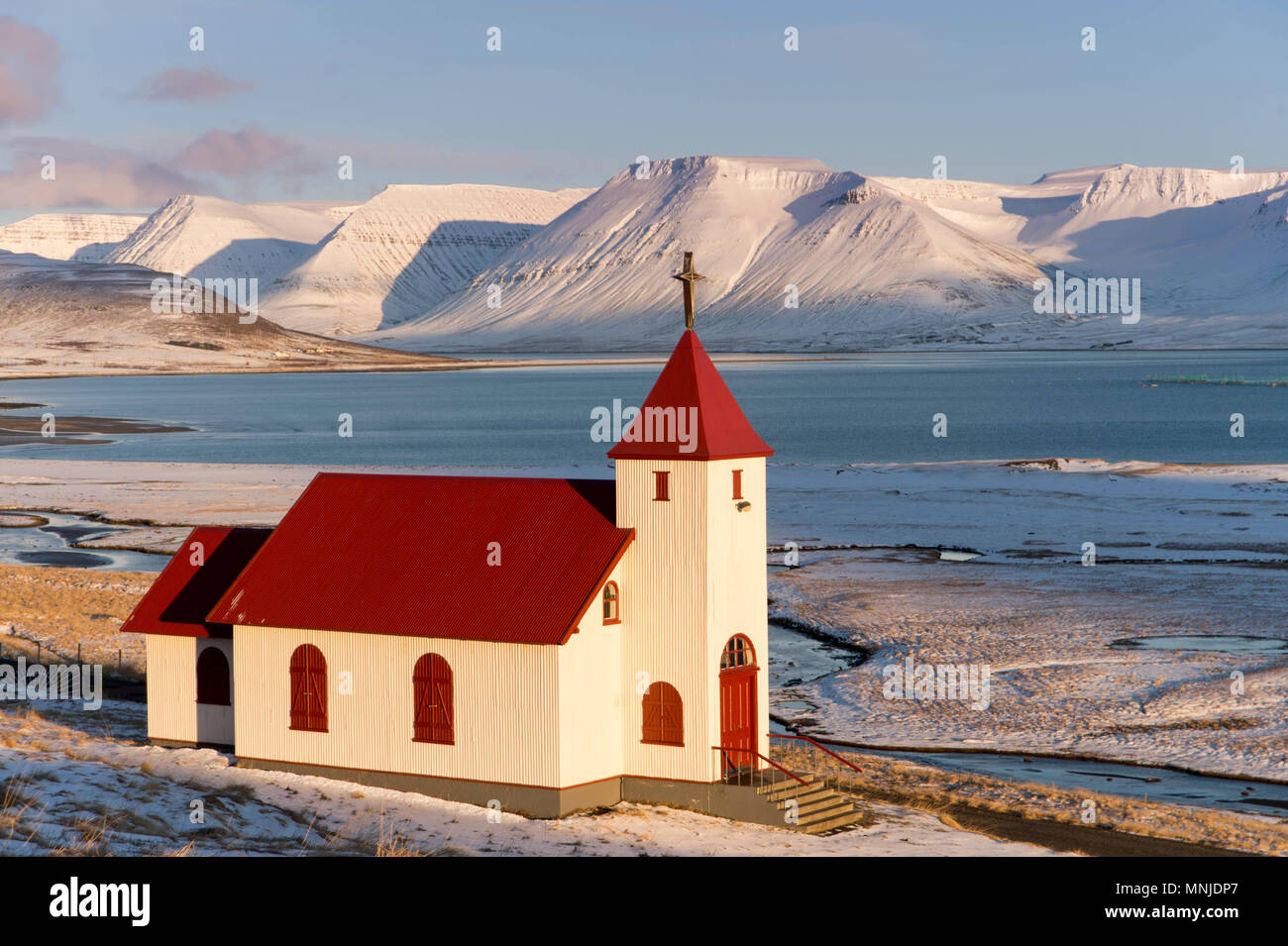 Le rouge et le blanc dans l'église d'Islande Westfjords au coucher du soleil Banque D'Images