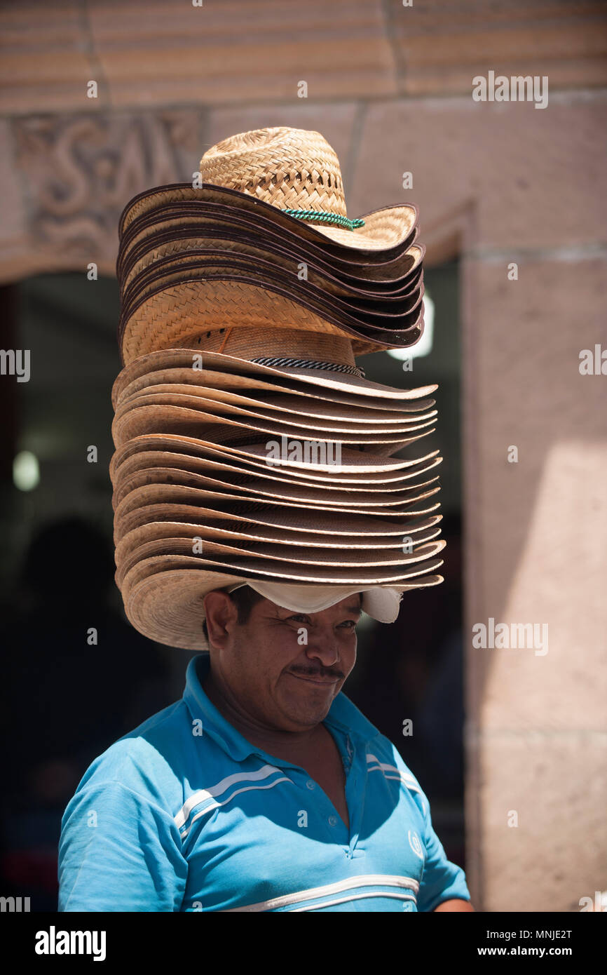 Vente homme chapeaux empilés sur sa tête, Cholula, Mexique Photo Stock -  Alamy