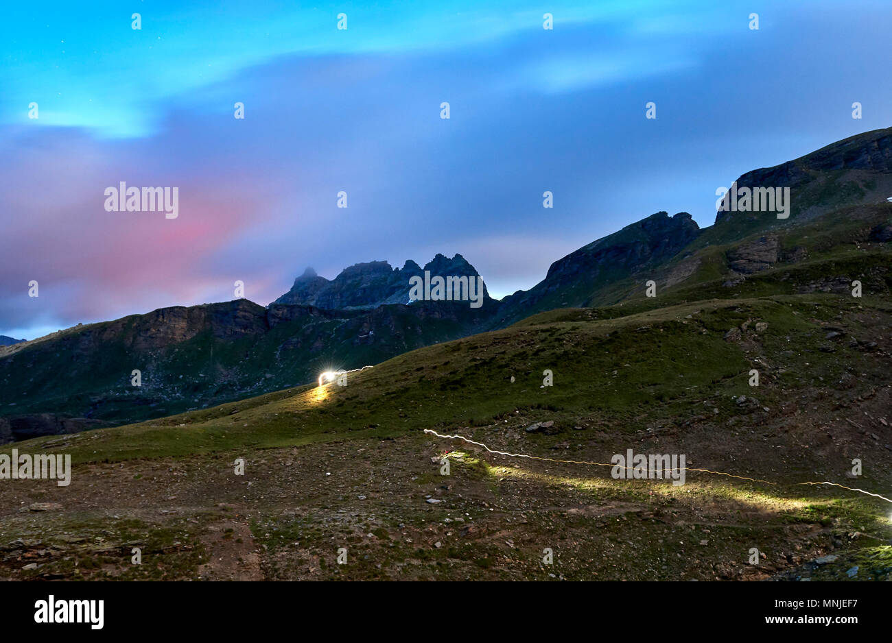 Paysage avec montagnes au coucher du soleil et en légèreté, Alpe Devero, Verbania, Italie Banque D'Images