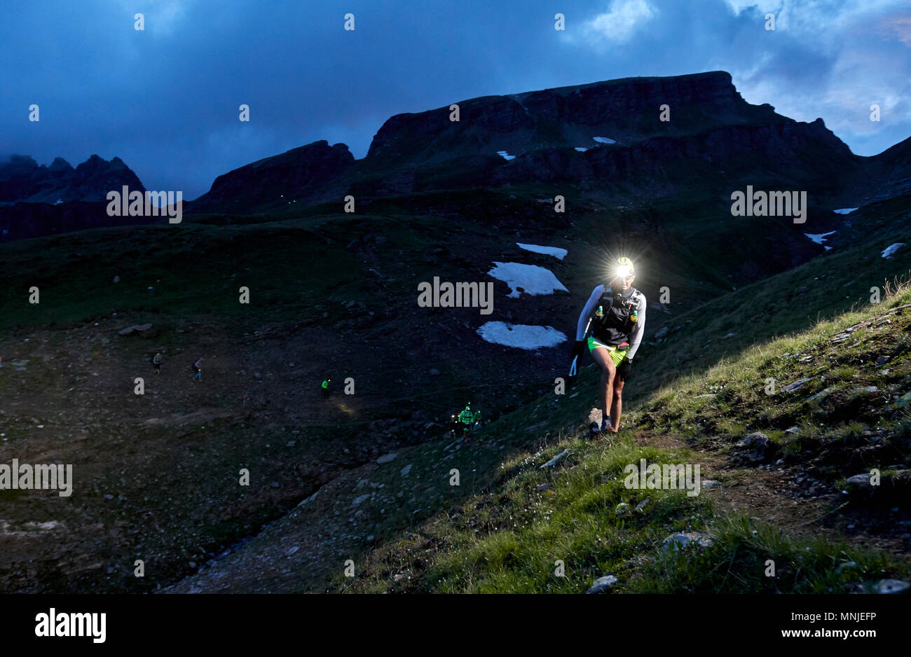 Les randonneurs de projecteurs de la randonnée au soir, à l'Alpe Devero, Verbania, Italie Banque D'Images