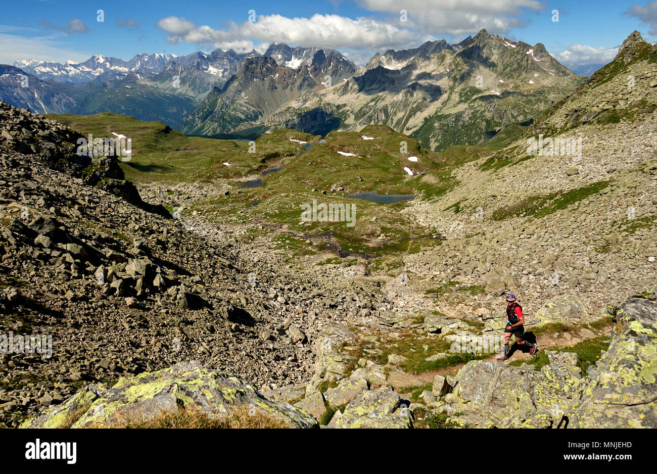 High angle view of Trail Runner marche sur des collines stériles Alpe Devero, Verbania, Italie Banque D'Images