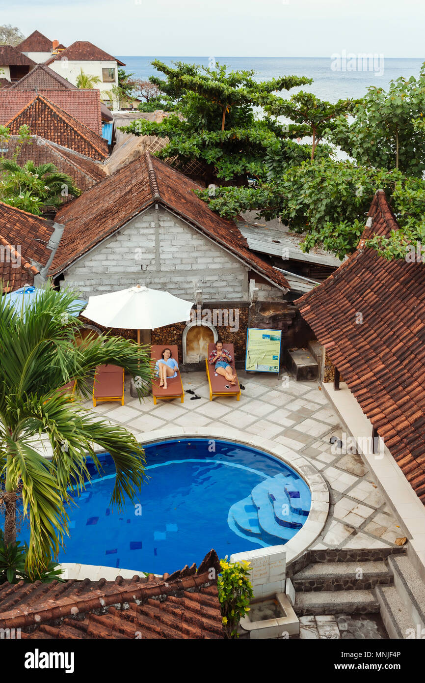 Femmes près de la piscine avec l'océan au background,Bali,l'Indonésie Banque D'Images Femmes près de la piscine avec l'océan au background,Bali,l'Indonésie Banque D'Images