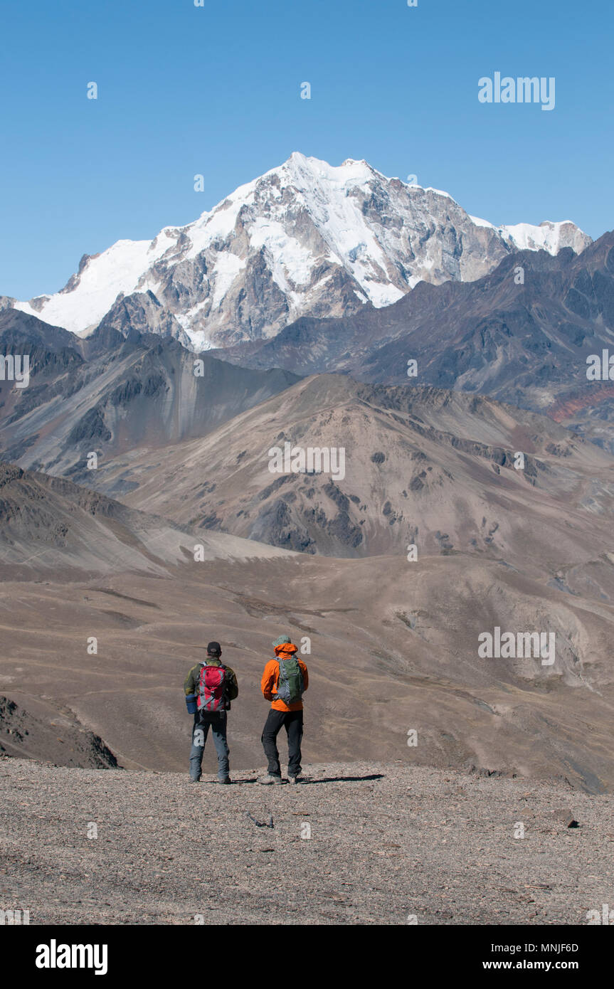 En regardant vers Huayna Potosi tout en trekking dans la Cordillère Real région des Andes boliviennes. Banque D'Images