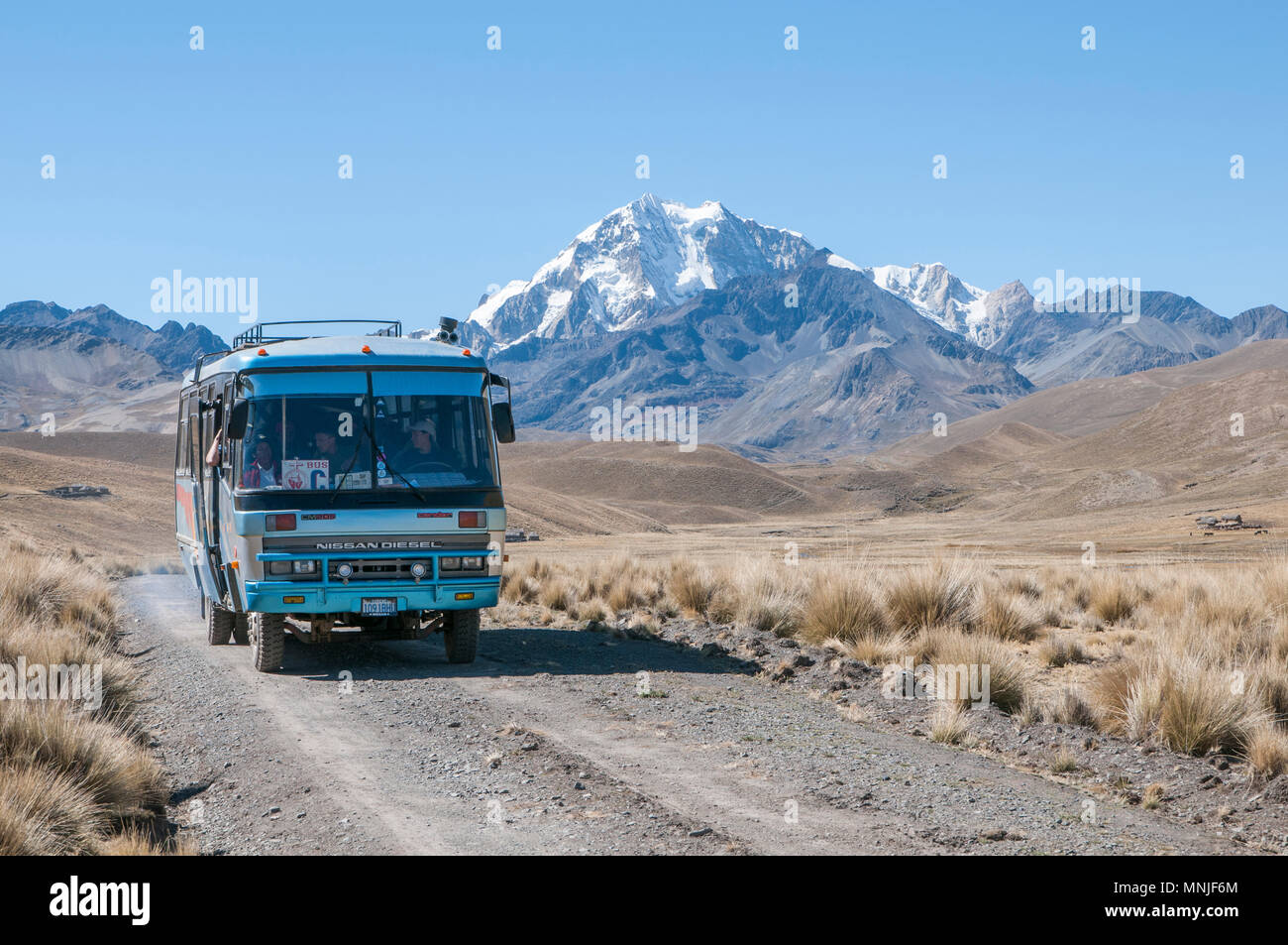Un bus transportant des randonneurs dans la Cordillère Real région des Andes boliviennes. Banque D'Images