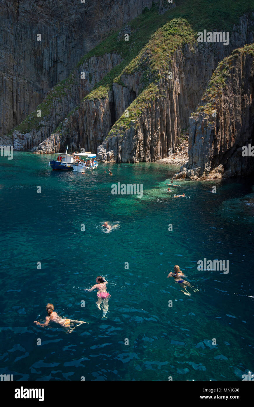 Piscine Près De La Falaise Dite Des Cathédrales Lîle De
