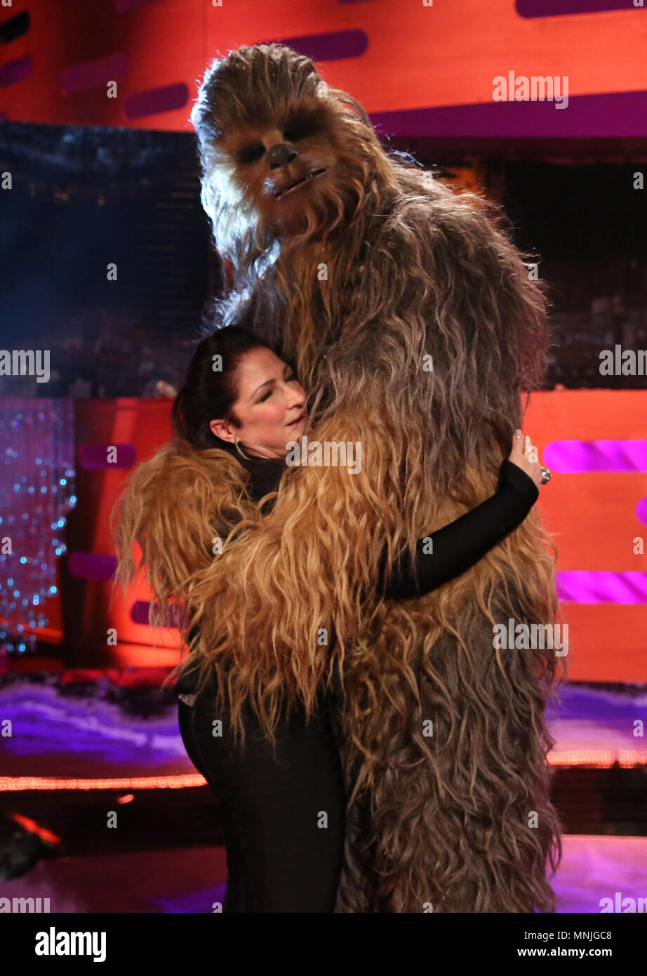 Gloria Estefan hugs Star Wars Chewbacca pendant le tournage pour le Graham Norton Show à BBC Studioworks à Londres, pour être diffusé sur BBC One le vendredi. PRESS ASSOCIATION. Photo date : Jeudi 17 mai 2018. Crédit photo doit se lire : PA au nom de tant d'images satellite Banque D'Images