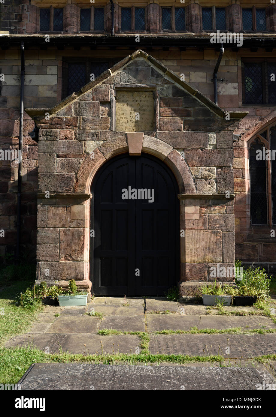 Arche en pierre avec pierre à clef remplacée à l'église de St Mary la Vierge prestwich près de bury lancashire royaume-uni Banque D'Images
