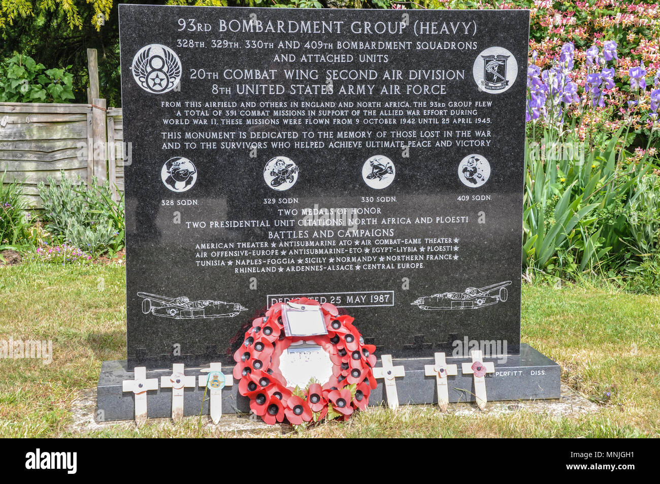 La base aérienne de la RAF Hardwick pierre commémorative. Ancienne station de la Royal Air Force dans le Suffolk, UK. 93d de la USAAF groupe bombardement exploité ici en premier. Wreath Banque D'Images