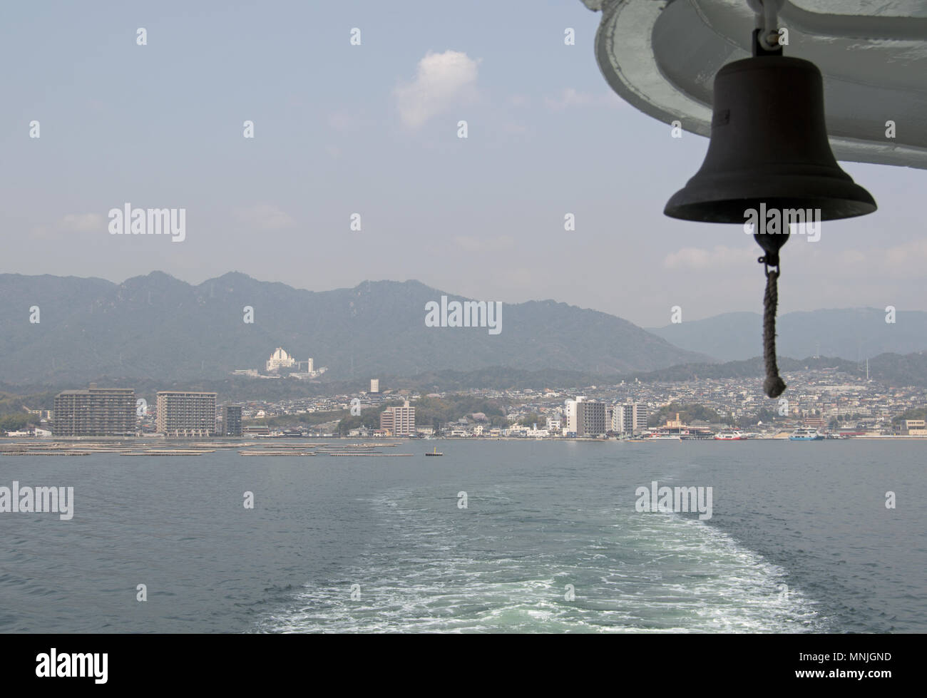 Voir Retour à la terre ferme du bateau à l'île de Miyajima Banque D'Images