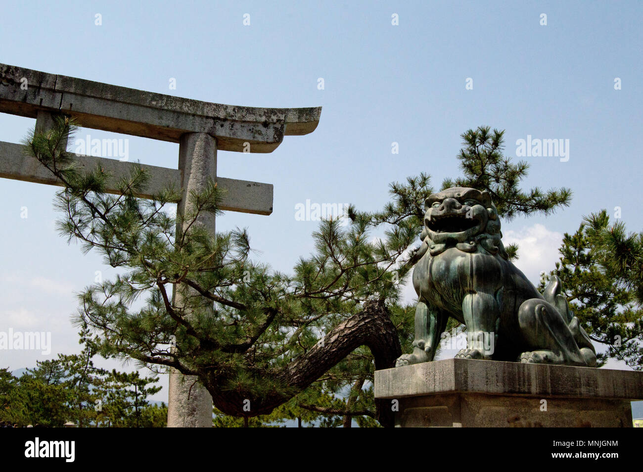 Statue de pierre et de torii sur l'île de Miyajima, Japon Banque D'Images