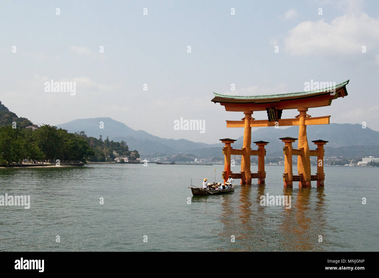 Sanctuaire d'Itsukushima, 'floating culte', sur l'île de Miyajima avec bateau de tourisme, Japon Banque D'Images