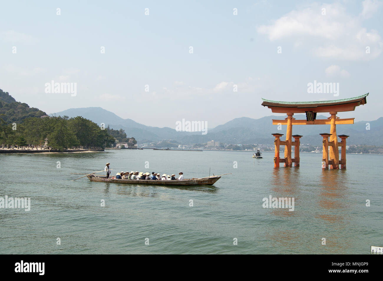 Sanctuaire d'Itsukushima, 'floating culte', sur l'île de Miyajima avec bateau de tourisme, Japon Banque D'Images