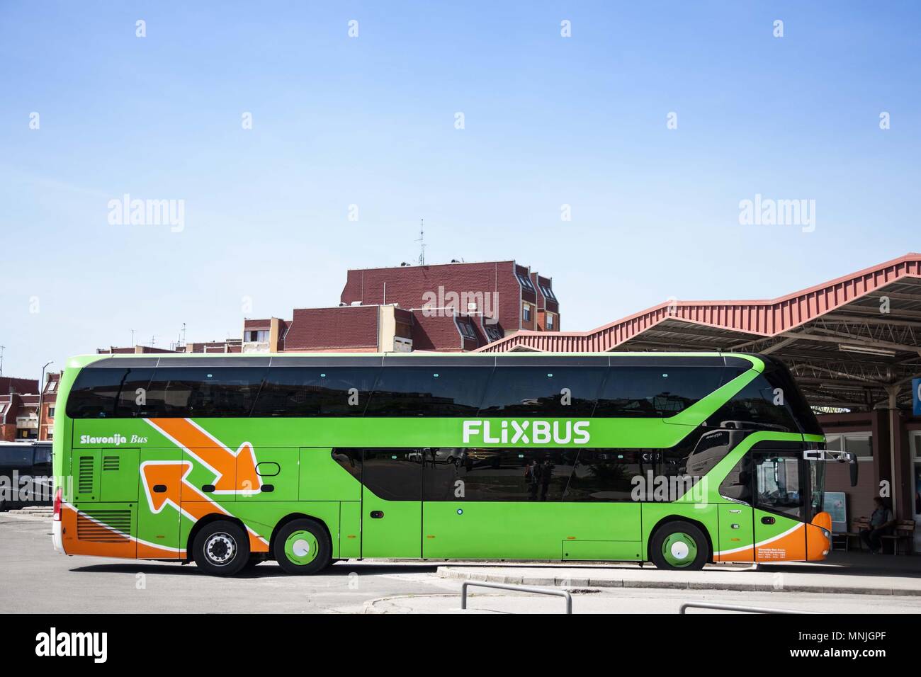 VUKOVAR, Croatie - 20 avril 2018 : Flixbus prêt pour le départ en bus de la gare routière de Vukovar. Flixbus est une marque allemande qui offre un faible coût b intercity Banque D'Images