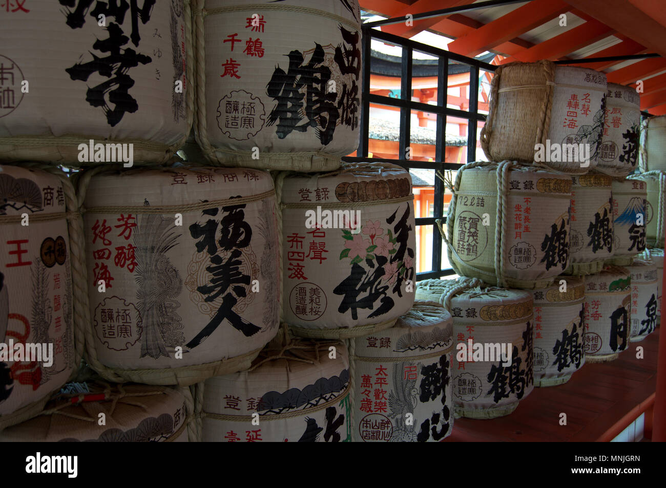 Souci de barils au sanctuaire d'Itsukushima, île de Miyajima, Japon Banque D'Images