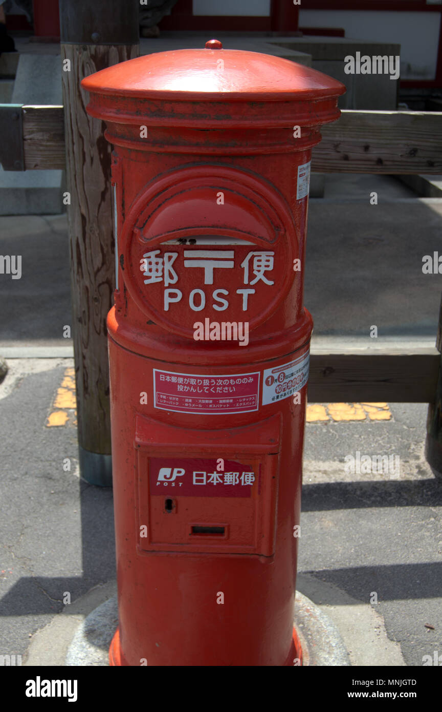 Old Post box rouge sur l'île de Miyajima, Japon Banque D'Images