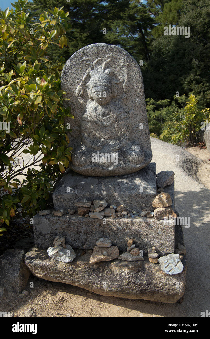 Rock statue de Bouddha au sommet du Mont Misen, île de Miyajima, Japon Banque D'Images